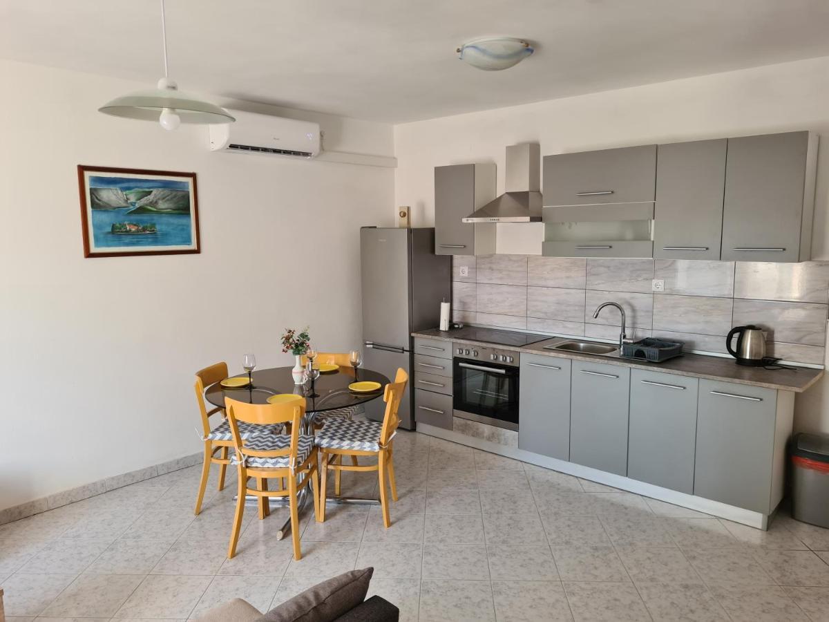 Holiday Home Nena Drnis Bagian luar foto