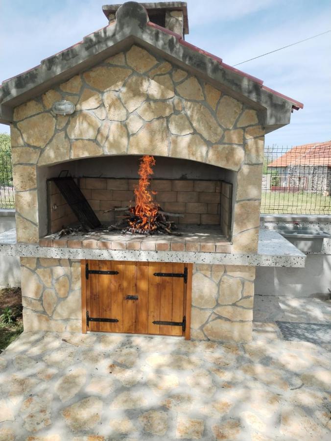 Holiday Home Nena Drnis Bagian luar foto